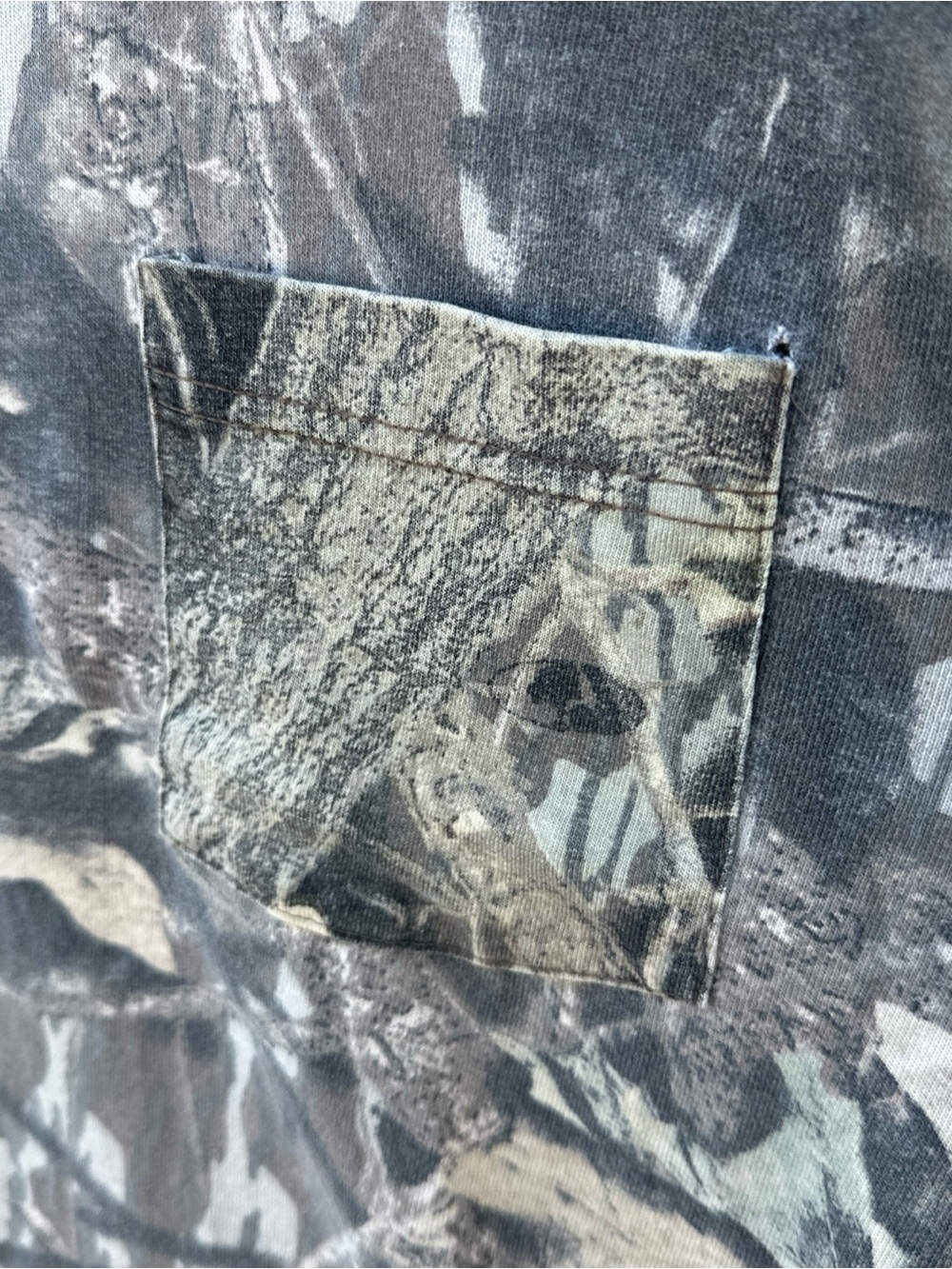Mossy Oak Distressed and Faded Camo Crewneck Pocket T-Shirt Large - Picture 4 of 7